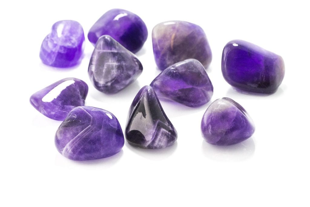 plusieurs pierres améthystes