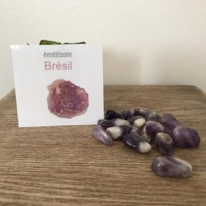 Plusieurs améthyste disposées sur une table