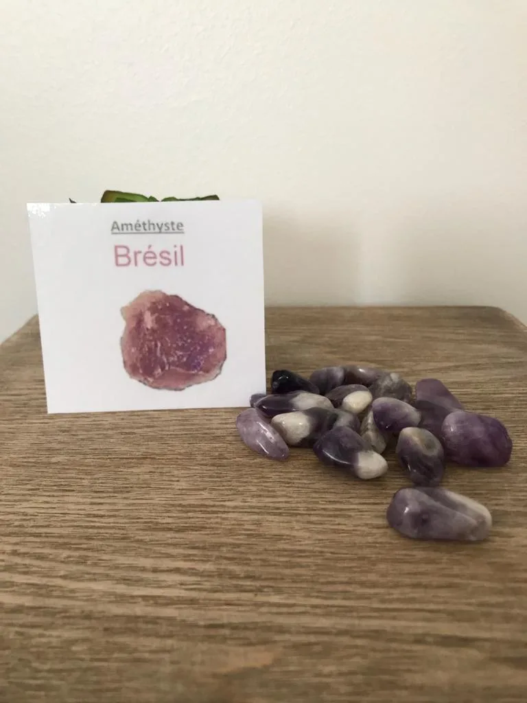 Plusieurs améthyste disposées sur une table