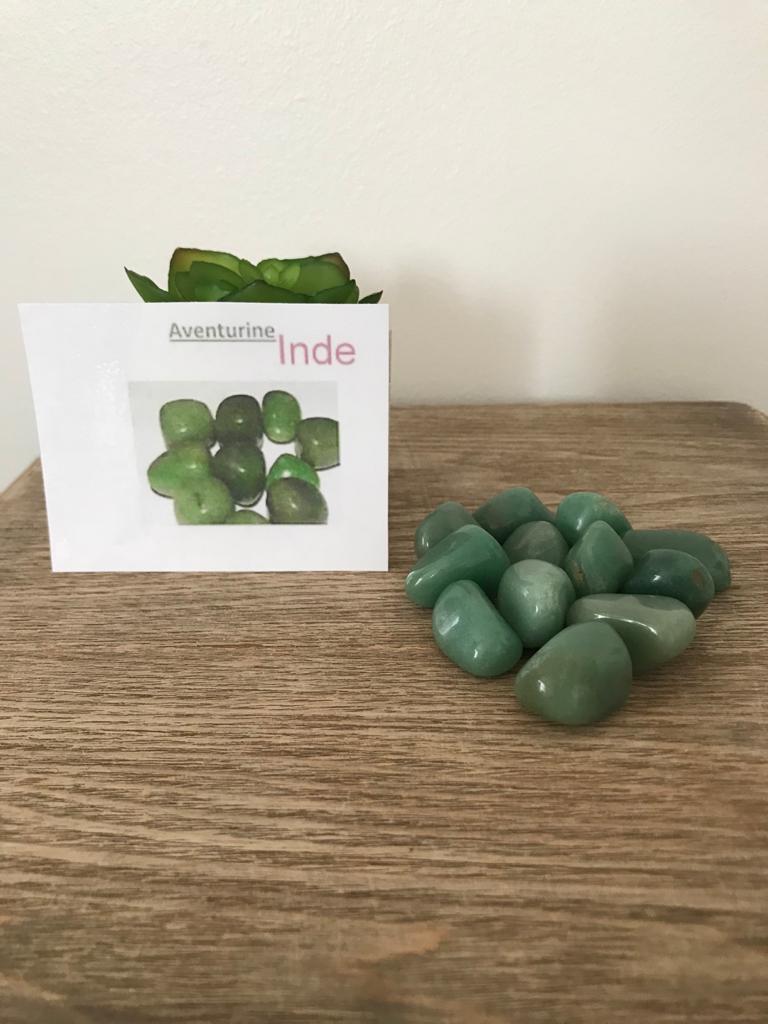 Plusieurs Aventurines disposées sur une table
