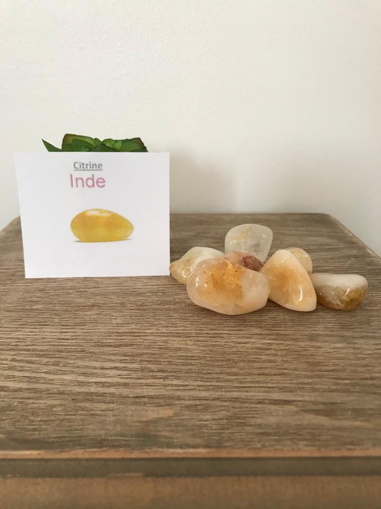 Plusieurs citrines disposées sur une table