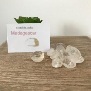 Plusieurs cristaux de roche disposées sur une table