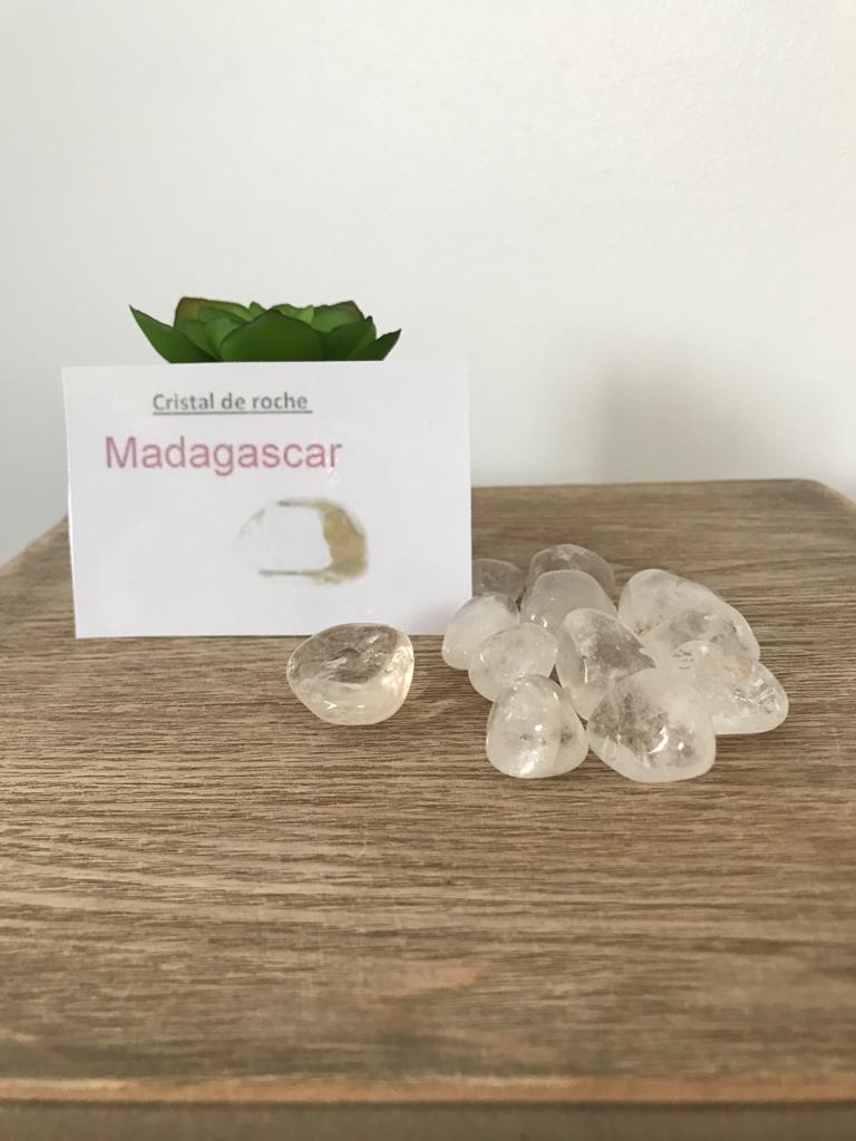 Plusieurs cristaux de roche disposées sur une table