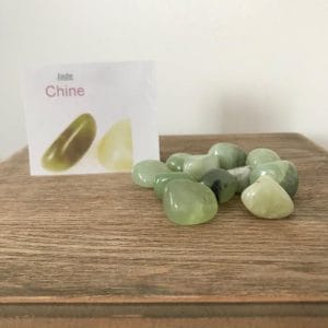Plusieurs jades disposées sur une table