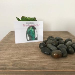 Plusieurs Labradorites disposées sur une table
