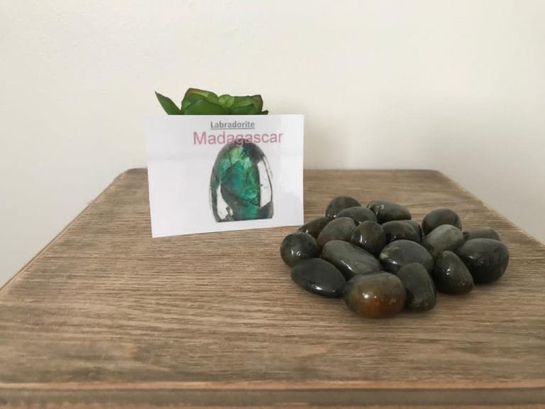 Plusieurs Labradorites disposées sur une table