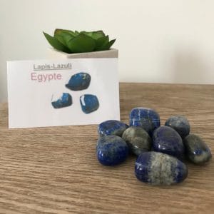 Plusieurs Lapis-Lazuli disposées sur une table