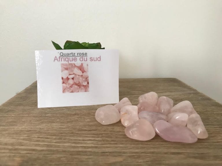 Plusieurs quartz roses disposées sur une table