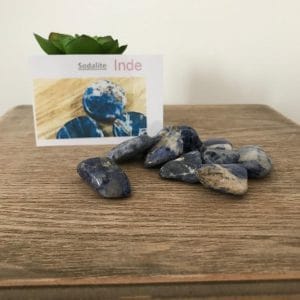 Plusieurs sodalites disposées sur une table
