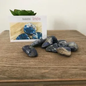 Plusieurs sodalites disposées sur une table
