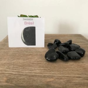 Plusieurs tourmalines disposées sur une table