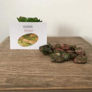Plusieurs unakites disposées sur une table