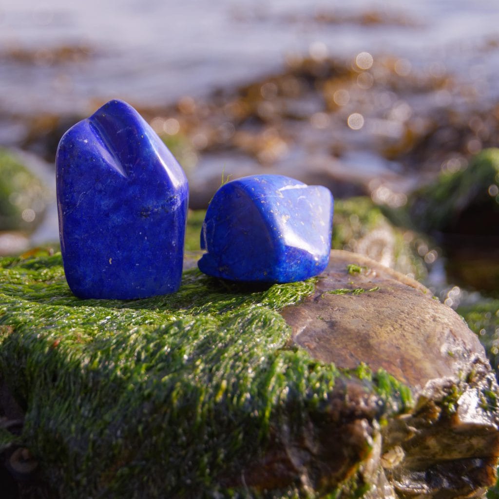 deux pierres de lapis-lazuli posées sur une roche