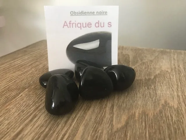 Plusieurs Obsidiennes disposées sur une table