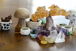 Pierres précieuses de toutes sortes disposées sur une table