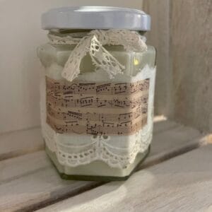 Bougie naturelle en pot de 150gr partition et broderie fait main senteur Ambre