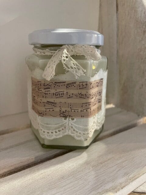 Bougie naturelle en pot de 150gr partition et broderie fait main senteur Ambre