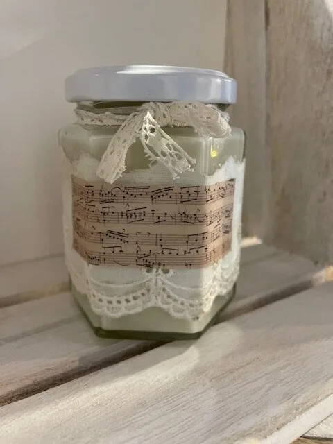 Bougie naturelle en pot de 150gr partition et broderie fait main senteur Ambre