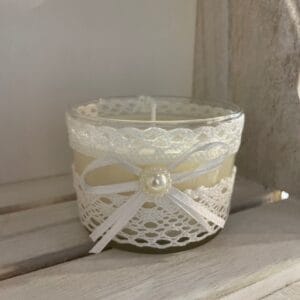 Bougie broderie fait main avec ruban et imitation perle de culture senteur Linge propre 150gr