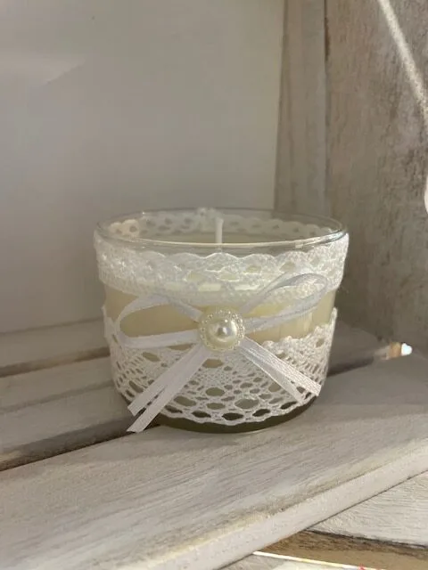 Bougie broderie fait main avec ruban et imitation perle de culture senteur Linge propre 150gr