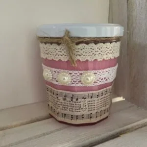 Bougie naturelle en pot de 245gr, dentelle et partition