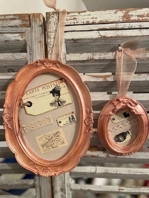 Duo de cadres en plâtre rose gold & anciennes cartes postales