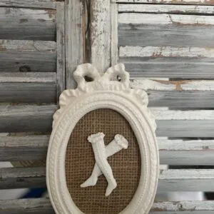 Cadre en plâtre sur toile de jute.