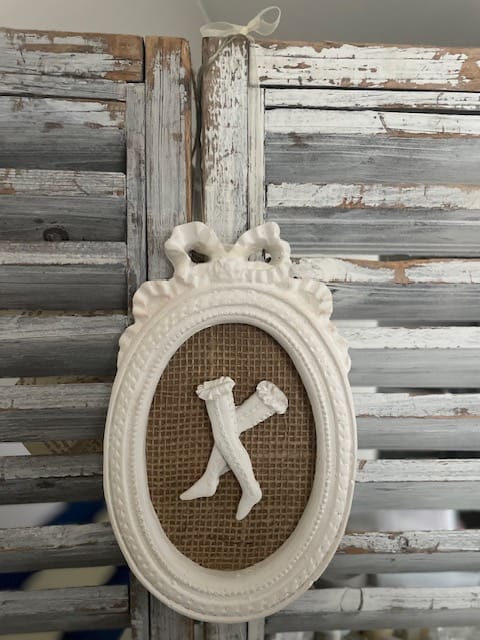 Cadre en plâtre sur toile de jute.