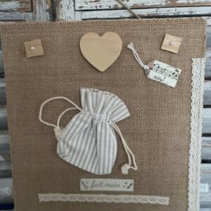 Cadre fait main avec de la toile de jute et de la dentelle