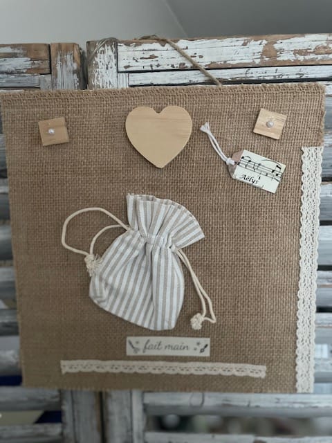 Cadre fait main avec de la toile de jute et de la dentelle