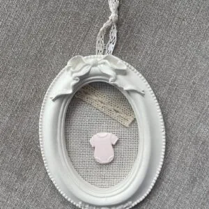 Cadre layette en plâtre à suspendre