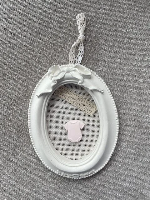 Cadre layette en plâtre à suspendre