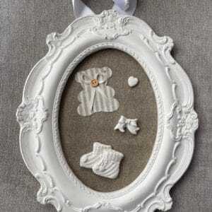 Cadre à suspendre en plâtre et toile de jute