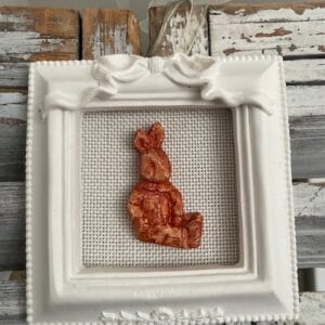 Cadre à suspendre petit lapin en plâtre rose gold.