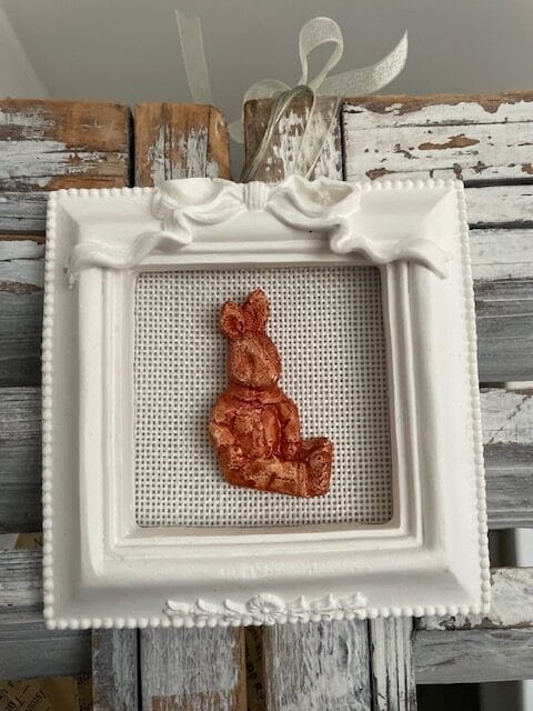 Cadre à suspendre petit lapin en plâtre rose gold.