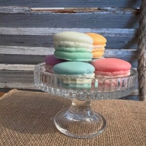 Coupe en verre avec 6 fondants parfumés en forme de macaron.
