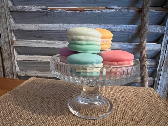 Coupe en verre avec 6 fondants parfumés en forme de macaron.