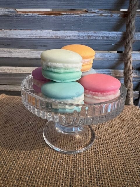 Coupe en verre avec 6 fondants parfumés en forme de macaron. – Image 2