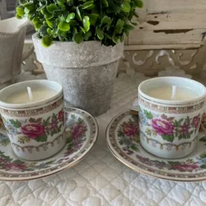 Bougies parfumées dans duo de tasses, parfums différents aux choix dans chaque tasse.