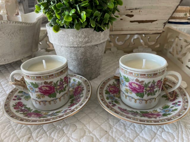 Bougies parfumées dans duo de tasses, parfums différents aux choix dans chaque tasse.
