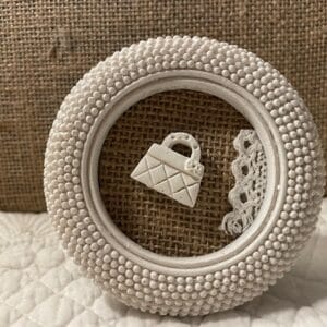 Mini cadre à poser en résine brillante, fond toile de jute et dentelle.