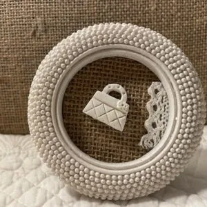 Mini cadre à poser en résine brillante, fond toile de jute et dentelle.