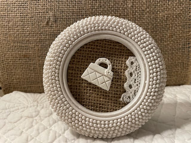 Mini cadre à poser en résine brillante, fond toile de jute et dentelle.