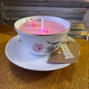 Bougie colorée rose pastel et mèche de coton dans sa tasse avec la soucoupe. 100gr.