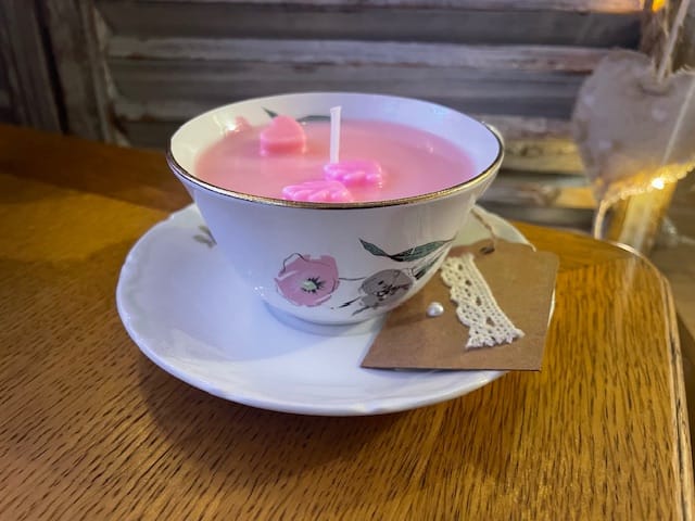 Bougie colorée rose pastel et mèche de coton dans sa tasse avec la soucoupe. 100gr.