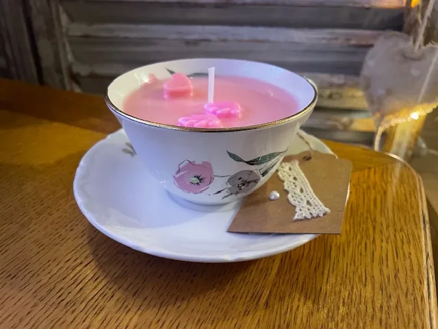 Bougie colorée rose pastel et mèche de coton dans sa tasse avec la soucoupe. 100gr.