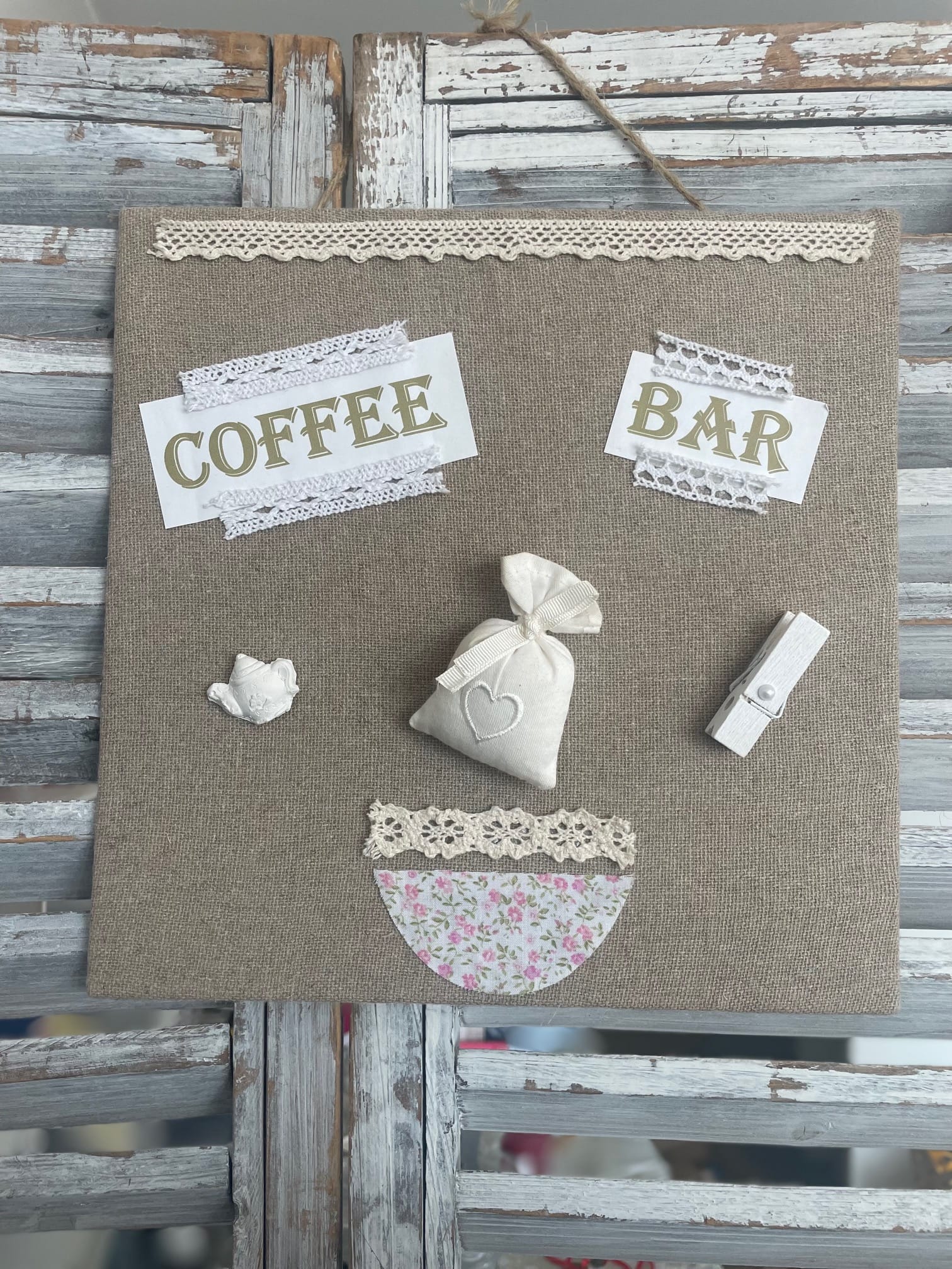 Apportez du charme à votre Coffee Bar avec ce cadre unique